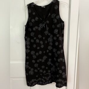 On White Black Grey Seashell Design 100% Cotton V Neck Dress Size Medium